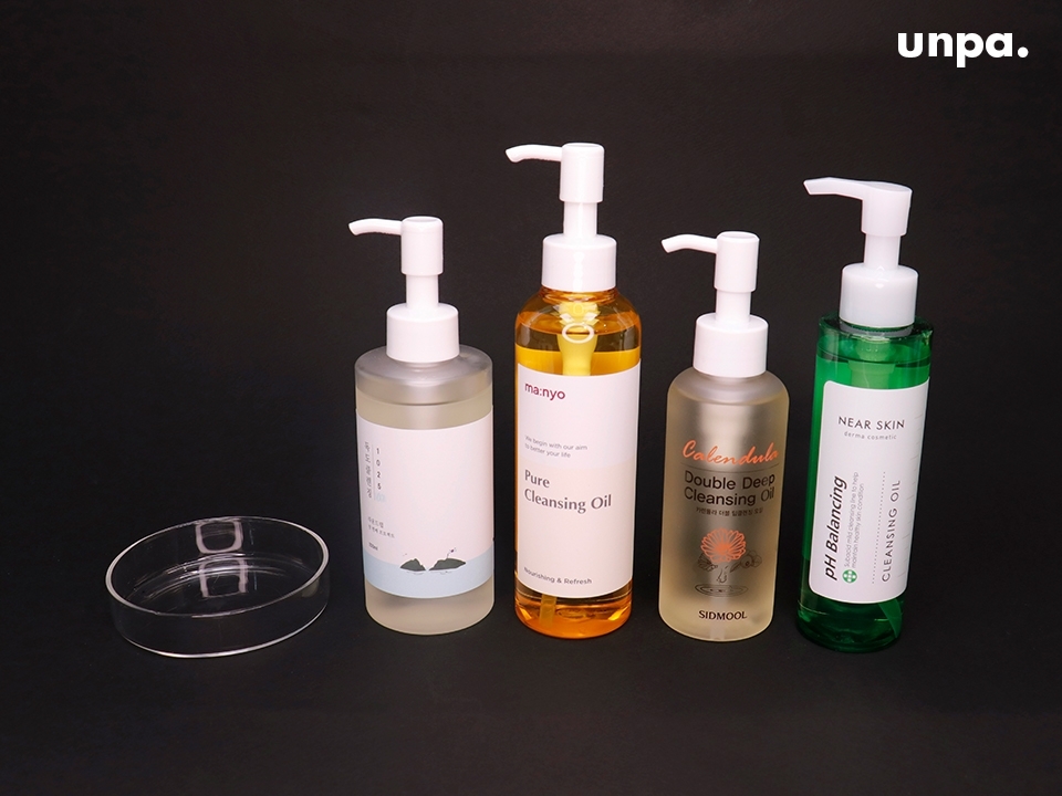 클렌징 오일 하면 제일 중요한 것이 유화 과정이지!
왜 중요하냐면!! 물과 오일이 만나면 하얗게 변하는데
이 과정에서 모공 속 노폐물이 제거되기 때문이야!
오일 담은 접시에 물을 넣어 유화력을 비교해보자구~
