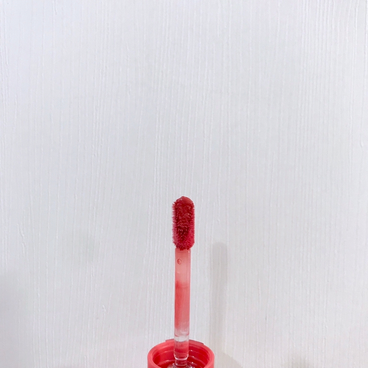 팁은 일자팁이라 그냥저냥 바르기 괜찮았어요~

개인적으로 풀립으로 바르는 걸 좋아해서 그런지

그렇게 편한 팁은 아니더라구요 ㅠㅠ😭