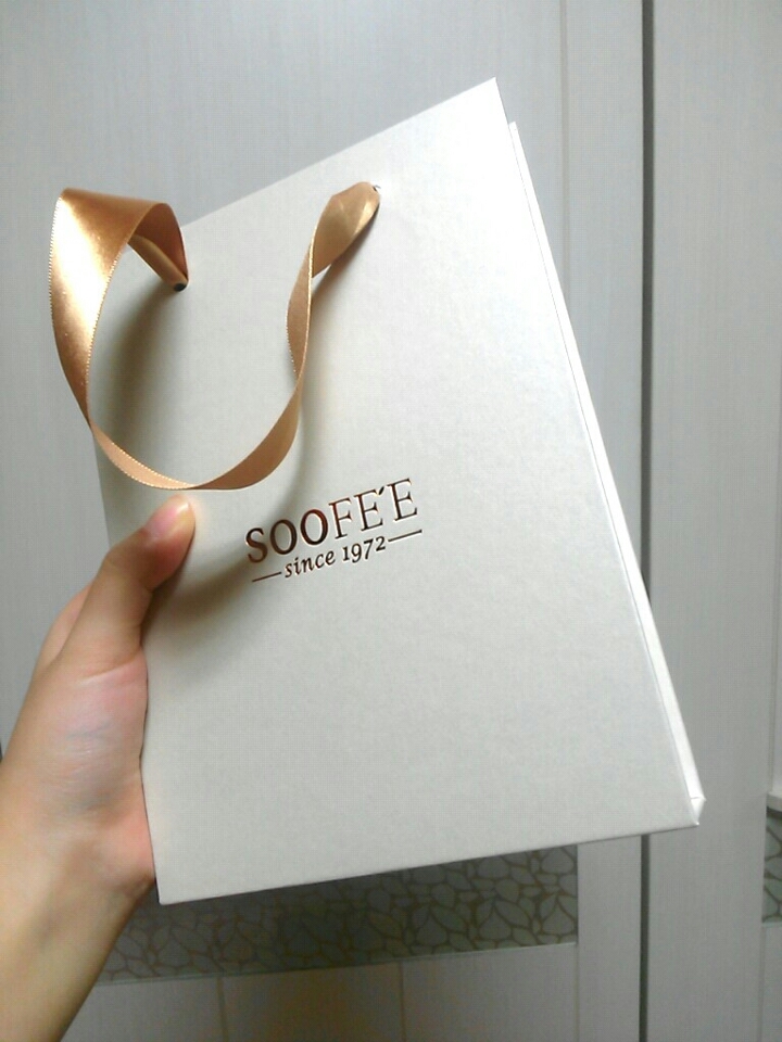 쇼핑백 모양으로 된 케이스!
근데 언파보니까 가격이 후덜덜하네요 그만큼 좋다는거겠죠?