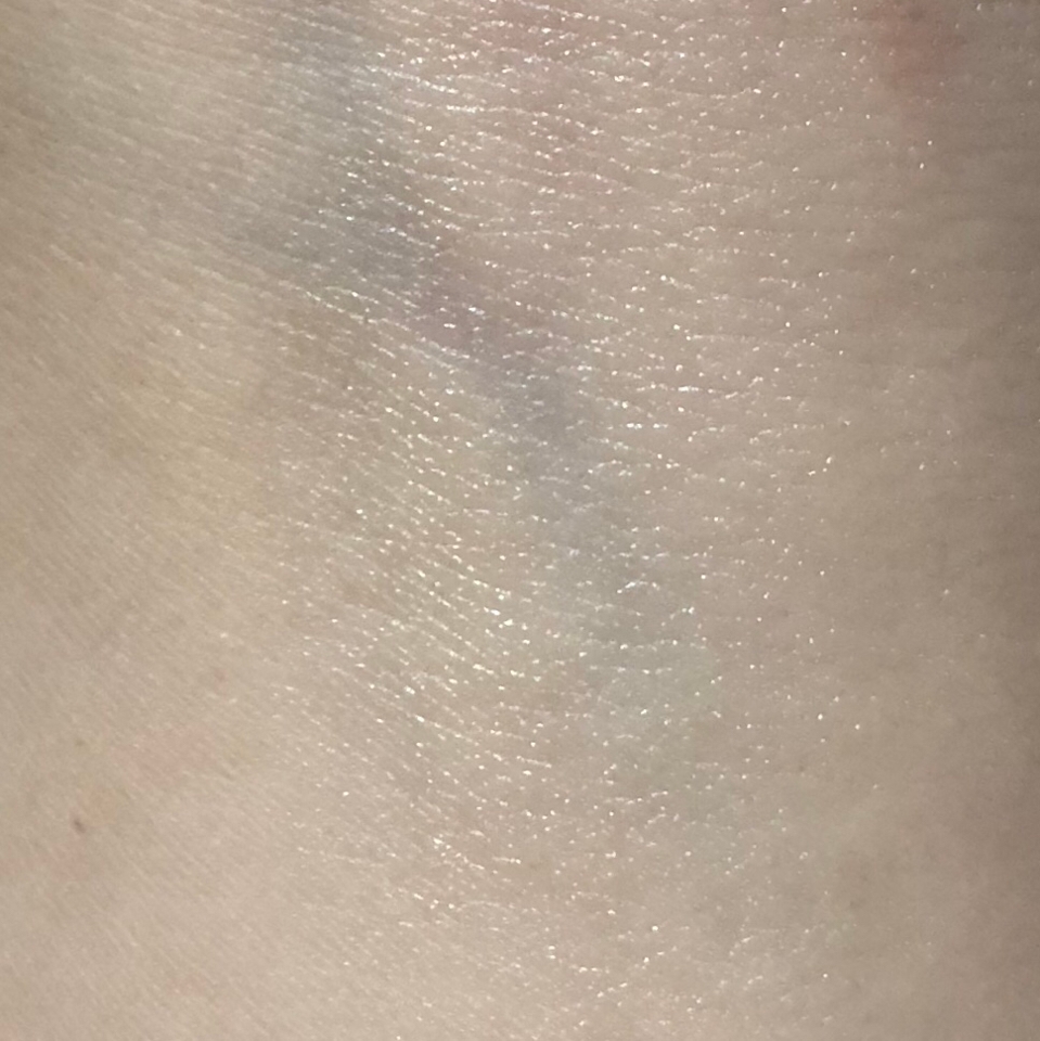 향은 복숭아 마이쮸 향!! 제가 과일향 향수 같은 거 정말 안 좋아해서 이것도 복숭아 향이라 거부감이 들 줄 알았는데 냄새가 진하지 않고 은근히 나고, 무엇보다 제형이 제 맘에 쏙 들어서 잘 쓰고 있어요!