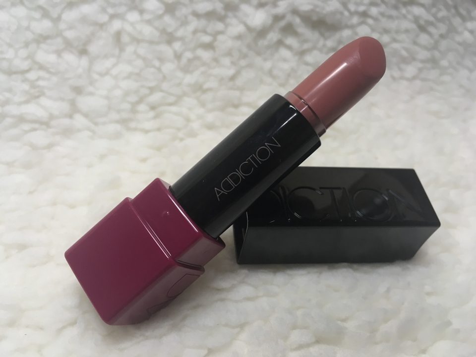 
제품을 열면 이런 모습입니다.
정말 립스틱같이 생겼습니다...!
안에도 깨알같이 어딕션이라고 써져있습니다.

사진에 색감이 잘 잡힌 것 같아서 기분이 좋습니다 ㅎㅎ!
(제 핸드폰은 아이폰se입니다. 기종 참고해주세요.)

이 제품은 치크 스틱이라 기본적으로는 치크로 사용합니다.
그러나 입술에도 사용 가능한 제품인데요.(어딕션 매장 직원 피셜)
딱히 추천하지는 않습니다.
볼에 올릴 때는 밀착력이 우수한 편이나 입술에 올리면 쫙 붙지는 않고 오히려 살짝 뜨는 느낌이 듭니다.

