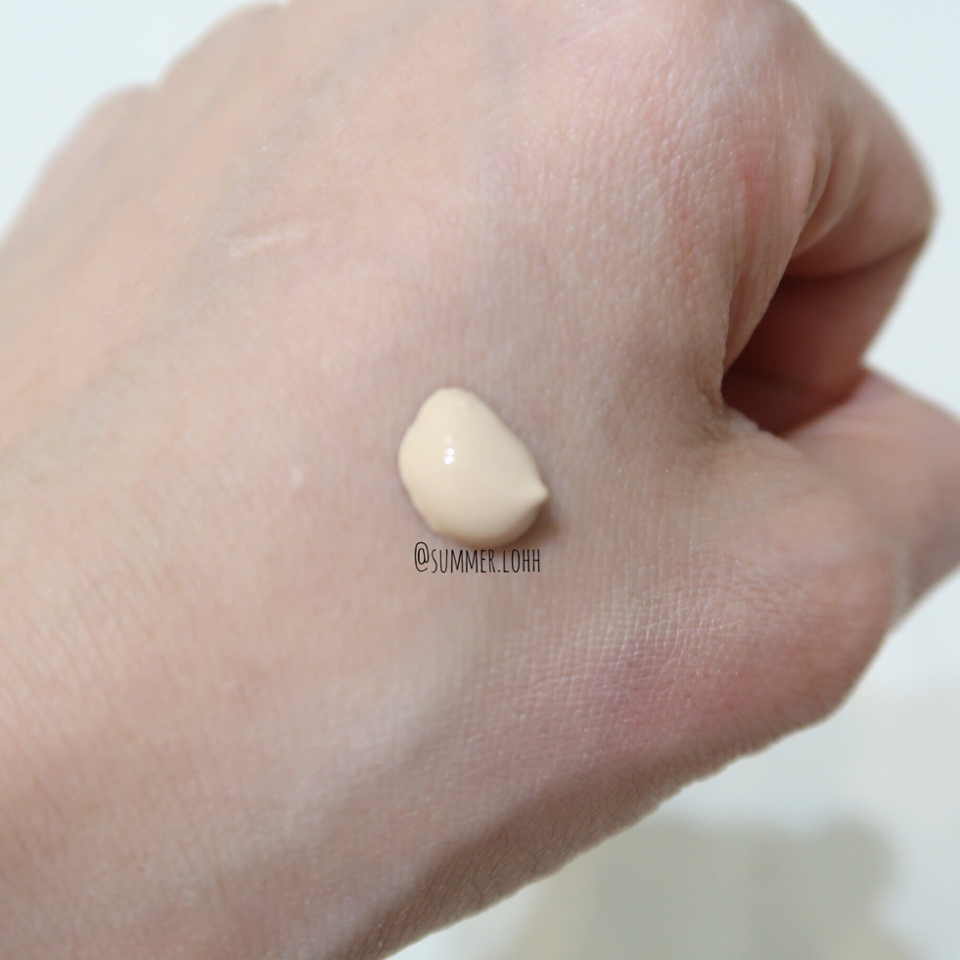 
이건 한펌프 눌렀을 때의 양이에요!

젤포뮬라로 이루어져있어서 그런지 바를 때 촉촉하게
바를 수 있어서 좋았어요!

