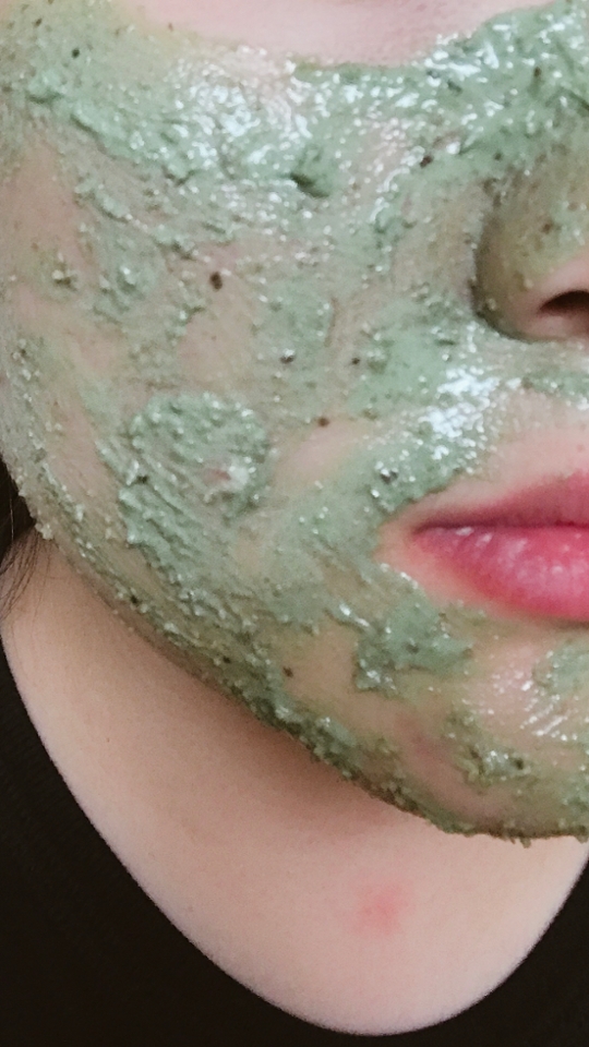 바른 모습입니다  알갱이 같은게 있죠??  그게 스크럽효과를 내는거래요  아몬드가루라 그랬나  그럴거에요  
확실히 피부진정도 빠르고 얼굴의 열을 정말 확실히 내려줍니다     여름에 하면 정말 화하고 👍👍
저는 이런 화한 느낌 좋아해서 이 제품은 이번이 두통째 인데 혹시나 민감하신분들은 조심!!  

얼굴에 물파스를 바르고 있는 느낌보다는 그렇게까지는 화하지는 않지만 약간 그런 느낌 