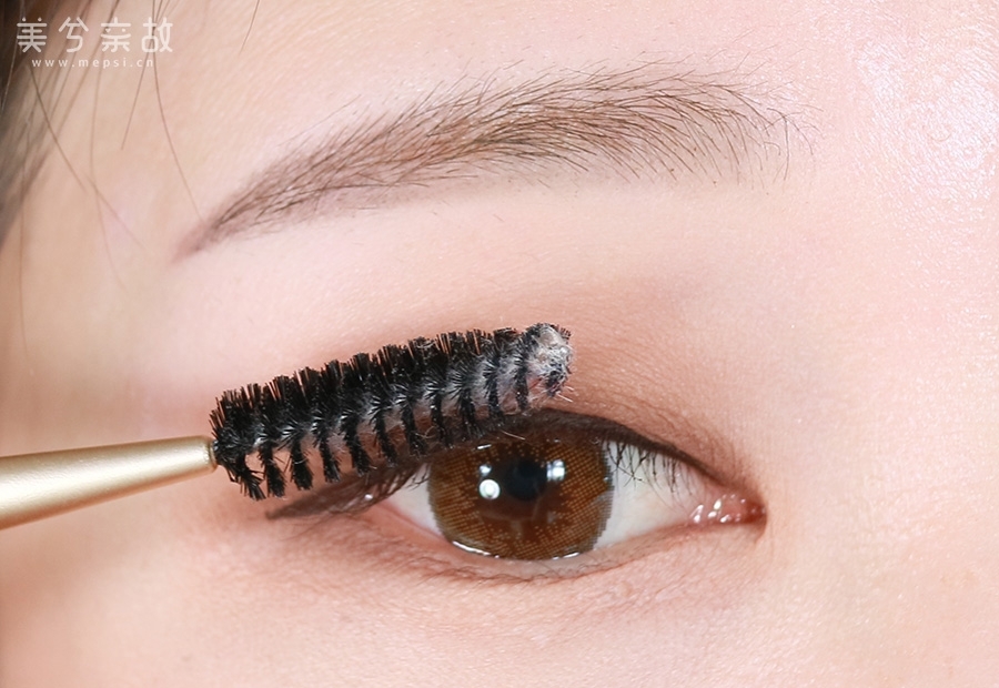 
번지지 않는 아이 메이크업을 위해 중요한 두 번째 부분 !!
아이라인을 그린 후에 꼭 스크류 브러쉬로 속눈썹을 한 번 쓸어주세요.
아이라인을 그리면서 속눈썹에 묻은 아이라인을 제거해주는 단계에요.
