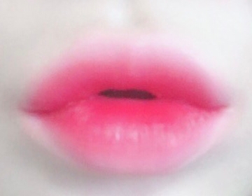 세번째 클리오 버진 키스 립니큐어  하트브레이커 컬러를
두번째와 같은 방법으로 발라주면됩니다!

그럼 3중으로 이렇게 그라데이션이 되요!

레드 -> 핑크 -> 연핑크 조합 완성!

