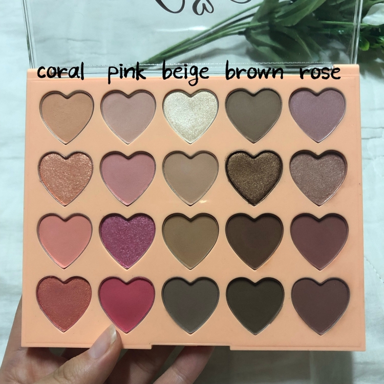 요렇게 세로로 코랄 핑크 베이지 브라운 로즈로 나뉘어있습니다✌🏻✌🏻✌🏻
섀도우 조합 못하시는분들 진짜 좋을듯 해요👍🏻