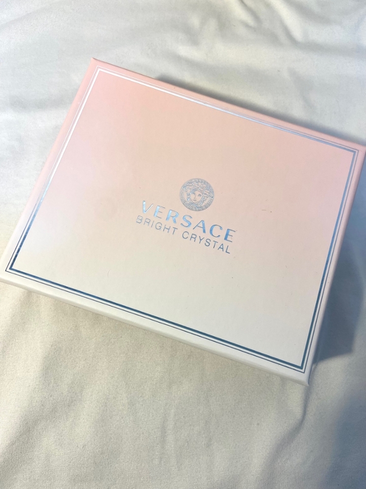 베르사체 브라이트 크리스탈 EDT /30ml
•
•
•

예전부터 너무 가지고 싶던 향수였는데 
언니가 선물해줘서 드디어 베르사체 향수를 들고왔어요!!
일단 배송은 1~2일 걸렸고 포장도 잘 되있었습니다 
상자도 핑쿠핑쿠 이쁘더라구요💗💗 
역시 베르사체인가 싶었어요 ㅎㅎ