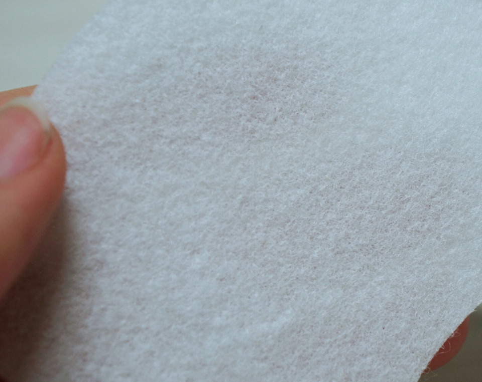 자세히 보면 뭔가 부직포 스러운 느낌도 있을 거에요
하지만 거칠지 않고 토너를 묻히면 엄청 부드러운 솜으로 되요.ㅎ 토너도 날아가지 않고 계속 내뿜기 때문에 정말 좋아요

