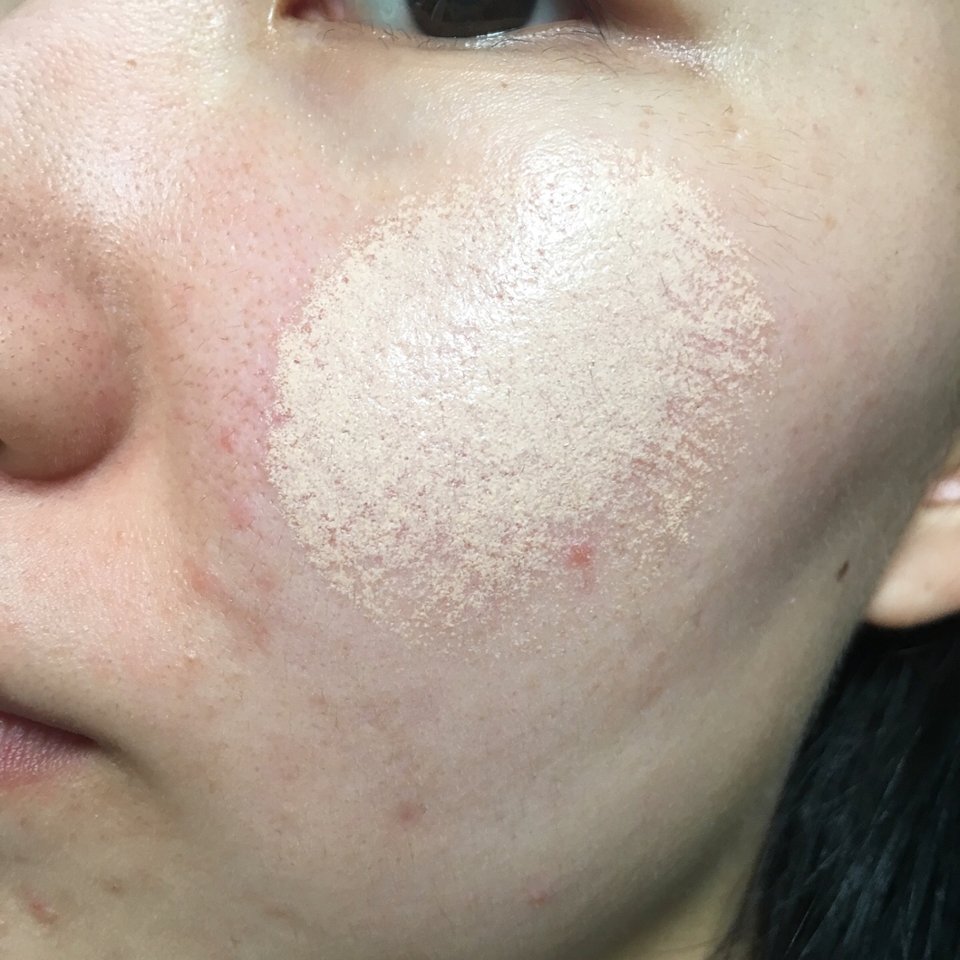 이제 얼굴에 도포해볼께요!



퍼프에 한번 펌핑하여 발라주었어요!

아까 말씀드린 것처럼 퍼프자체에 고르게 묻어나오죠?

(저 양으로 얼굴 반 쪽 전체 1회 도포해주었습니다!)