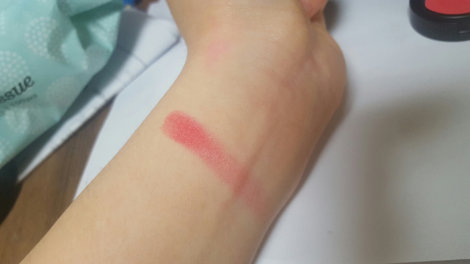 1회발색입니다!!
에뛰드정글레드랑 비슷할거같앗지만 전혀요 좀더 핑크빛이돌고 퀄리티부터 차이가나네요 거치지않고 발림성이 진짜좋아요!👍👍
다른색들도 많은데 좀더보고올걸하는 후회가잇네요😂