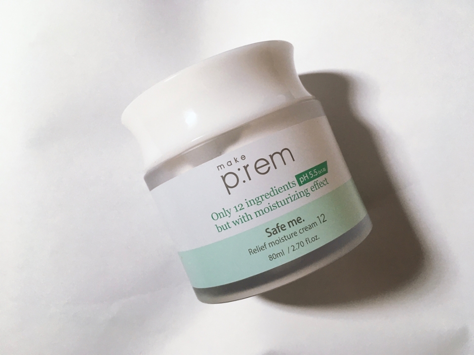 아무래도 날이 추워서 수분, 진정으로만 끝내기엔 너무 부족해요...
그래서 보습 제품을 하나 두둑히 발라 피부 스킨케어를 마무리하는데요!
마지막 3차에서 사용하는 제품은 메이크프렘의 세이프 미 수분 크림이에요. 이 제품은 흡사 요거트같은 제형인데 번들거림도 없고 피부에 보습만 싸악- 채워주는 듯한 사용감이에요. 
 전성분이 12가지 정도로만 구성되어있어서 완전 심플하고 무난한 스킨케어하기 딱 좋은 크림인 것 같기도 하구요♥ 평소 마일드한 보습 수분 크림 찾으시면 이거 진짜 추천드려요