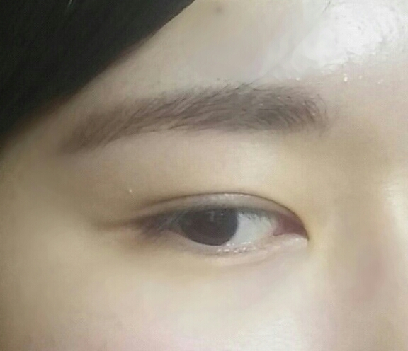 그러면 눈앞머리가 코와연결되게,그리고 꼬리도 그려주고 앞에가이드라인잡았을때 정말 눈썹이 없는 꼬리쪽만 펜슬로그려주고 나머지는 파우더로 살살덮어주듯이발라줍니당
