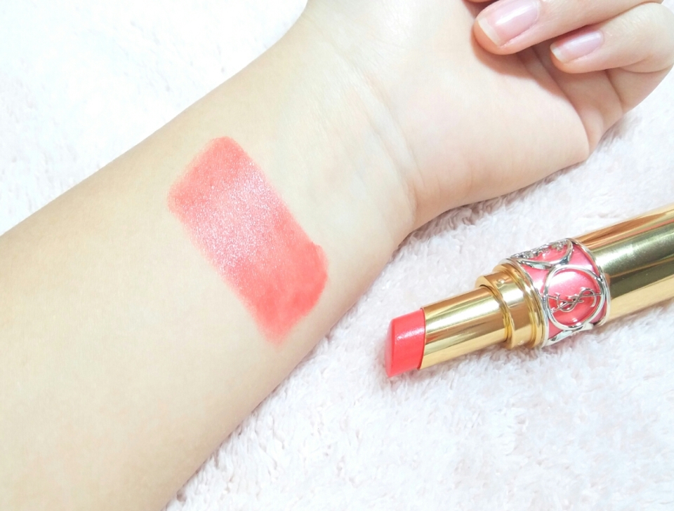 요런 맑은 핑크코랄 느낌으로 발색이되는데
발림성이 정말 좋더라구요
매끈매끈하게 쓱 발리는데 약간 녹아들듯이 발린다고 해야하나? 어쨌든 발림성이 좋은편이였어요ㅎㅎ
