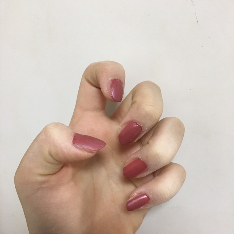 매니큐어를 잘 안 바르다보니까 잘 바르진 못했지만