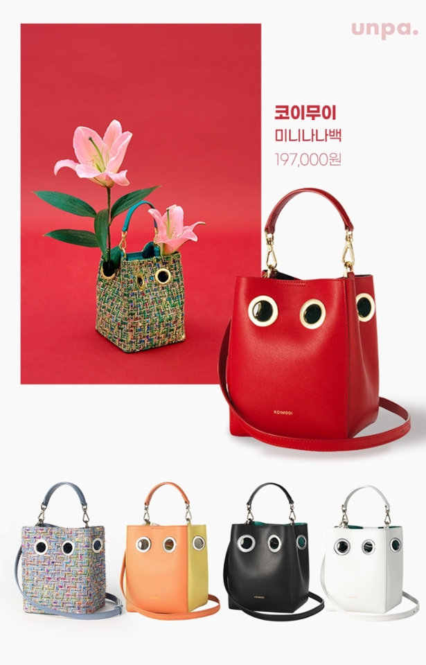 코이무이의 대표적인 디자인
나나백의 미니 사이즈 버전으로

심플한 버킷백 쉐입이지만
다양한 컬러와 재질로 구성되어 있어!

미니 나나백의 매력은
그 자체로도 모던하고 여성스럽지만,

포인트가 되는 커다란 아일렛 구멍 사이로
나나 리본을 자유롭게 연출해
리본 스트랩을 매거나, 핸들과 숄더로
멋스럽고 유니크한 스타일링을
완성할 수 있다는 점!

적당한 수납력에 데일리 한 블랙과 화이트부터
개성 있는 컬러와 트위드 소재까지~
유니크한 데일리백을 찾는다면
미니 나나백만한게 없는 것 같아!