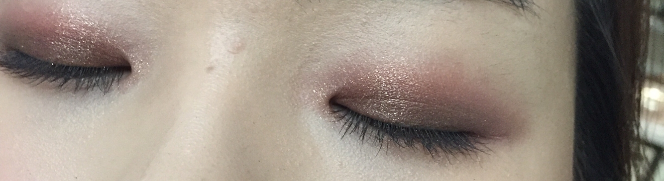 이걸 왜찍었는진 모르겠지만.. 마스카라 전이라 오늘 리뷰에 적절한 아주 좋은 사진입니다..ㅋㅋ🤓이날은 '프리마돈나'를 베이스로, '미스터리명화'와 '융드레스'를 전체적으로 연하게 깔아준 뒤, '쉿!비밀이야'를 쌍커풀라인에 줘서 음영감을 주었어요💕