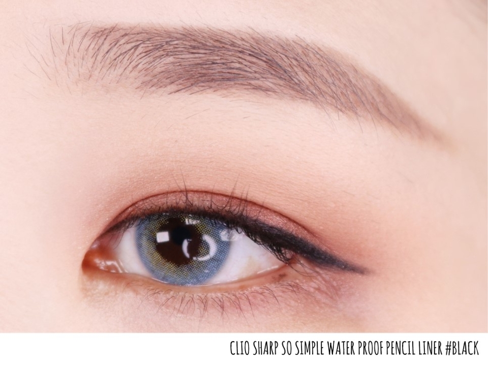 블랙컬러 아이라이너로 기본 아이라인을 그려주고,
(요즘 맨날나옴.....주머니에도 넣고 가방에도 넣어놨다 까먹고 하느라
브라운, 블랙 각각3개쯤 사놓고 쓰는것 같애요! 제일잘쓰는 아이라이너!)

