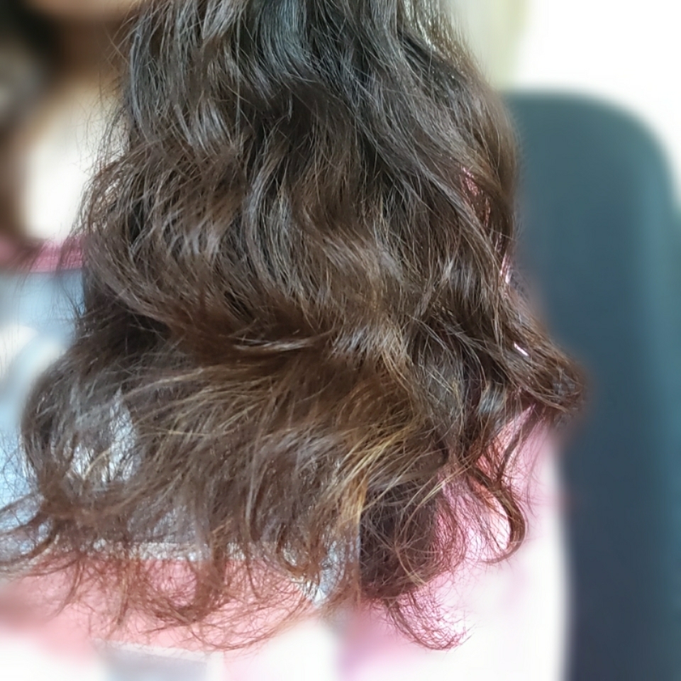 헤어 밤을 다 흡수시키고 조금 자연으로(?) 머리를 말리다가 찍은(!) 상태입니다😳 머릿결과 컬링이 훨씬 더 살아난 것이 보이시나요?😮😮💙
향도 완전 좋아효..💙 호불호 없는 고급스러운? 향이에요
그리고 일반적으로 트리트먼트는 머리에 다 바르고 나면 손에 이물감이 남잖아요! 하지만 요 제품은 이물감도 적은 편이었어요😆 / After