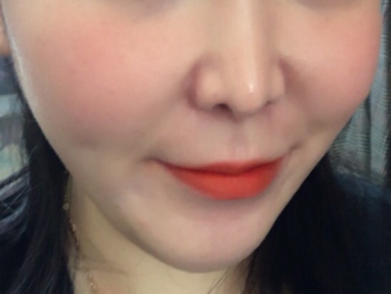 해당 사진은 쿠션 없이 
썬크림만 바르고 블러셔 발색을 해보았습니다!
아직 제대로 베이스를 깔기전이지만 
선크림만 바른 상태에서도 피치피치 하게 올라와요!

손으로 발색할땐 발색이 거의 안됐는데
브러쉬로 하니 볼에 금방 복숭아가 앉아있는거 같네요!

제대로 베이스를 바르고 난 뒤에 얼른 다시 화장을
해서 저도 많은 사람들과 같이 인생템이 되나 확인
해봐야 겠어요ㅎㅎㅎㅎㅎㅎ