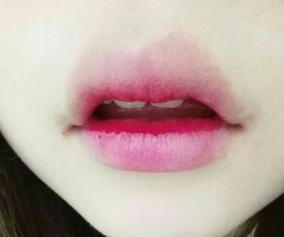 립은 레드끼가 도는 핑크색 오일틴트를 발라주었습ㅇ니당♡