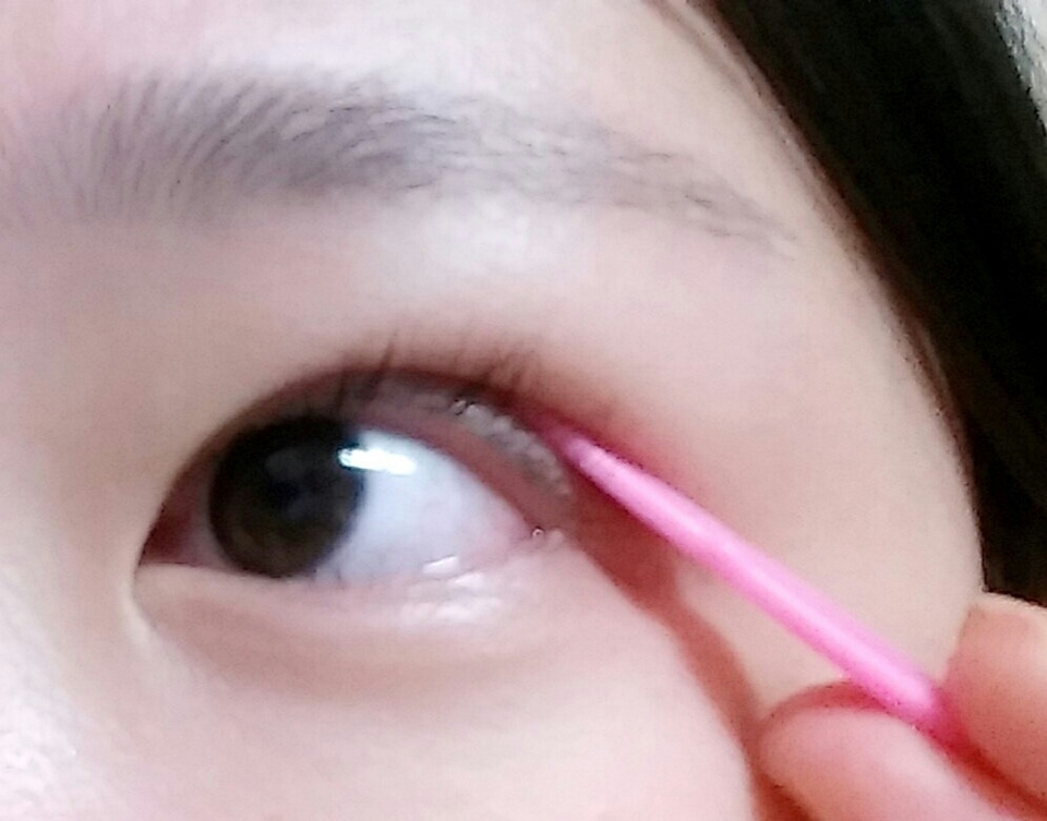 근데 저는 이미 쌍커풀이 있어서 그런지 이렇게 중간중간 다시 안찝어주면 쌍커풀이 깔끔하지 않고 겹치더라구요
