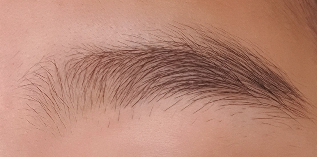 먼저 1차적으로 깎아주고 물로 씻어주었어요. 잔털들이 많이 없어진게 보이시죠! 
1,2차로 나누는 이유가 털을 깎았을때 잘려나간 털과 아직 안잘린 털이 뭉쳐져 있어서 구분하기 어렵기 때문이에요. 그래서 1차적으로 깎아준 다음에 물로 씻어주고 아직 잘리지 않은 털을 확인하고 계속 깎아주는거죠☺️ 저는 위에 잔털을 더 깎고 눈썹 아래에 있는 잔털들도 마저 깎아야겠네요!
