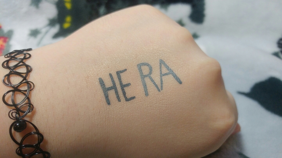 와우내..커버력이 정말 확연히 차이가 나는 부분이에요!보라쿠션은 아무래두 촉촉이버전이라 블랙에비해 커버력이 낮아요!그래도 전 촉촉한피부가 요즘엔 좋더라구요 그래서 만족해요!>_<