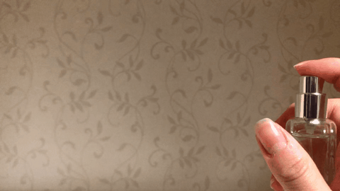 분사력 테스트를 해봤어요!
카메라로 최대한 잡아보려고 하긴 했는데 잘 보이시나요..?!

분사 범위가 너무 넓지도,너무 좁지도 않아서
피부나 옷 모두 뿌리기 부담스럽지 않은거 같아요😁

한 가지 조금 아쉬웠던 점은
스프레이 부분을 살짝 힘줘서 눌러야 한다는 점이었어요!