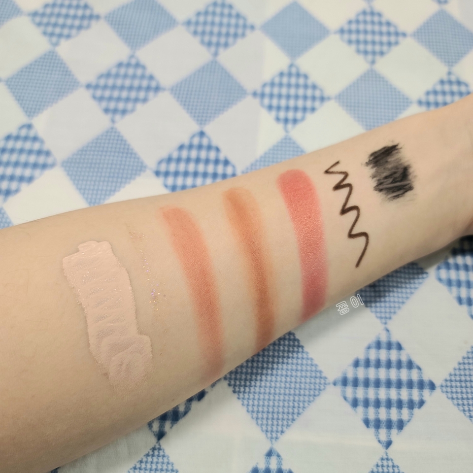 이제 세정력을 테스트 해보아야겠죠.
왼쪽부터 차례로
컨실러 - 글리터 - 프레스드블러셔
- 크림 블러셔 - 섀도우 - 워터프루프 아이라이너 - 워터프루프 마스카라
입니다.