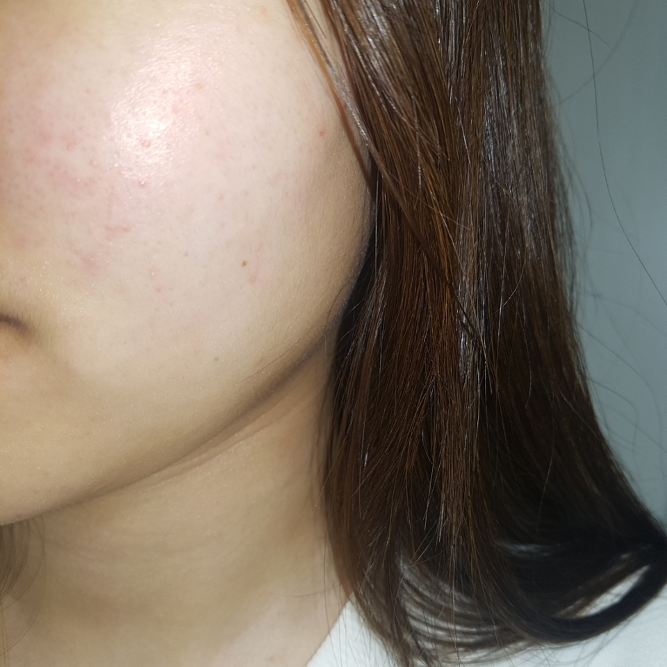 크림을 바르면 윤기가나고 건조함이 사라지는데 약간의 끈적거림? 을 느꼈어요