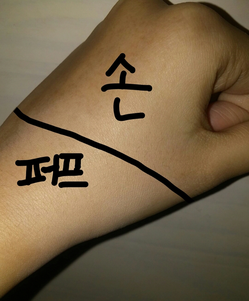 저번처럼 반으로 나눠 한쪽은 손, 다른쪽은 퍼프로 파운데이션을 펴발랐어요! 손으로 펴바르면 더 면적이 넓지만 퍼프가 더 밀착력 있고 커버감 있게 발렸어요! 마무리감도 쫀쫀하니 맘에들구요
다음엔 최대한 빨리 다음리뷰 들고올게요!😍
🙌좋아요, 댓글🙌