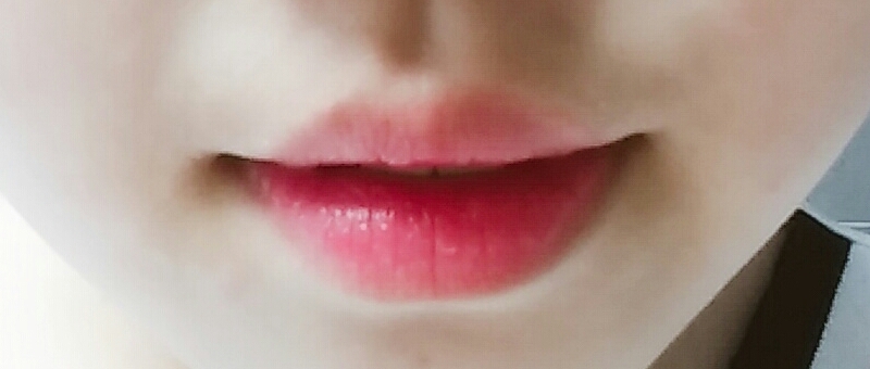 연하게 발색샷입니다! 제가 틴트를 잘 못발라서.. 그라데이션도 잘 못하는데요😰
틴트 잘바르시는 분들은 진짜 이쁘게 바를수 있을듯한 틴트에요!