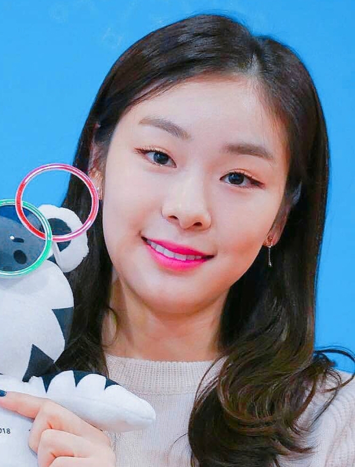 이사진을 참고해볼께요 
세상 너무 이쁜😍😍
요즘 연느님눈이 좀 달라졌죠!
눈에 지방이빠지면서 약간 쌍커풀라인이 생겼는데 그부분을 살려서 메이크업 해볼께요!ㅎㅎ