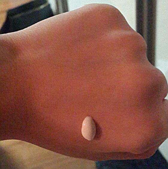 손을 기울여서 5분이상 놔둔 상태예요. 흘러내림이 느껴지지않는 제형이랍니당