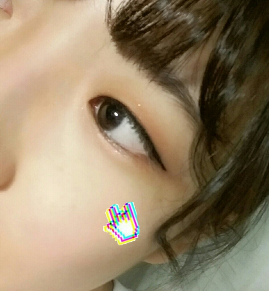 이 메이크업하고 셀카찍은거에서 잘라왔어요
펄이 다 안 나왔다ㅠㅠㅠ