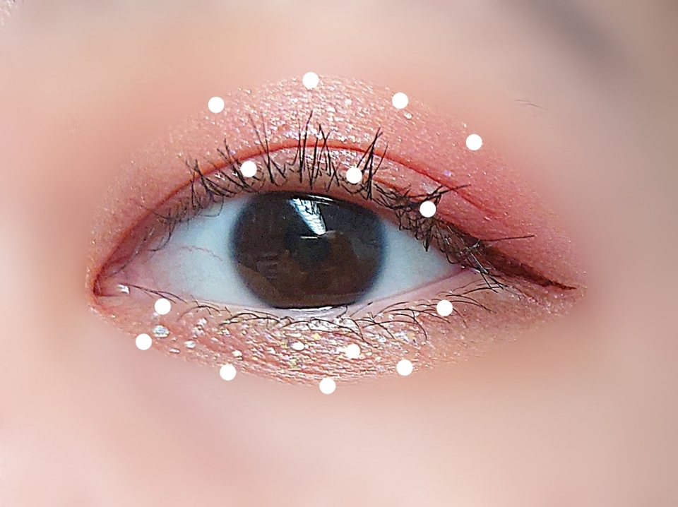 '시스루 화이트'(See Through White)색상으로 눈동자 윗쪽에 바르고 애교살에도 큰 펄입자 위주로 발라줬어요
이러한 자개 글리터는 까칠하기 마련인데 젤리 타입이다 보니 눈에 자극이 가지도 않고 펄날림도 없었어요