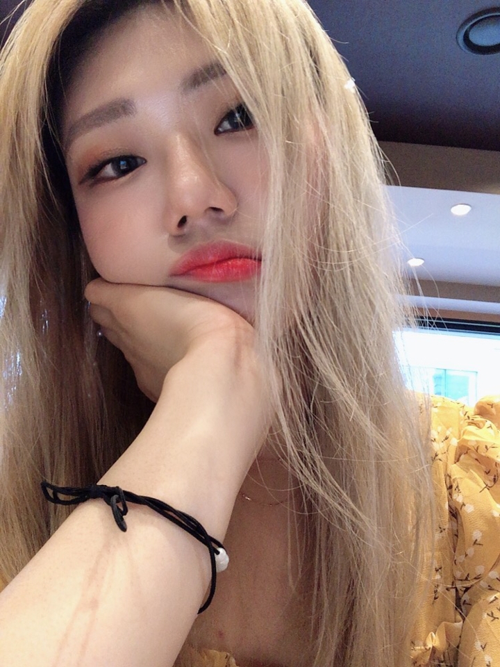 이건 그 날 이후로 20일 지난 (ㅋㅋㅋㅋㅋ얼마나 밀린거야?) 보색샴푸 한번도 안 쓰고 빠진 컬러감! 

이 정도면  백금발 인정? 물론 뿌리가 많이 자라서 두피쪽은 야간 어두워보이지만 전반적으로 컬러감이 균일하게 맞춰져서 맴에 듦.

​

탈색 후 노란끼 없는 백금발을 유지하고 싶으시다면,  페인토즈 컬러트리트먼트 애쉬바이올렛 진짜진짜 추천해용 >_< 