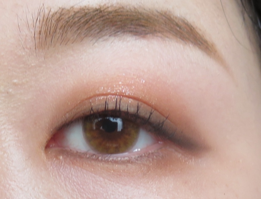 아이브로우는 살짝 산이지고 꼬리가 날렵하게 했어요 
3ce 브로우와 슈에무라 하드포뮬라를 섞어서 했어요
브로우카라는 아리따움 제품 사용했어요 컬러는 내추럴브라운인데 원래 브로우가 눈동자 컬러랑 잘 어우러져야 이쁘잖아요, 정말 렌즈색상이랑 딱인듯해요