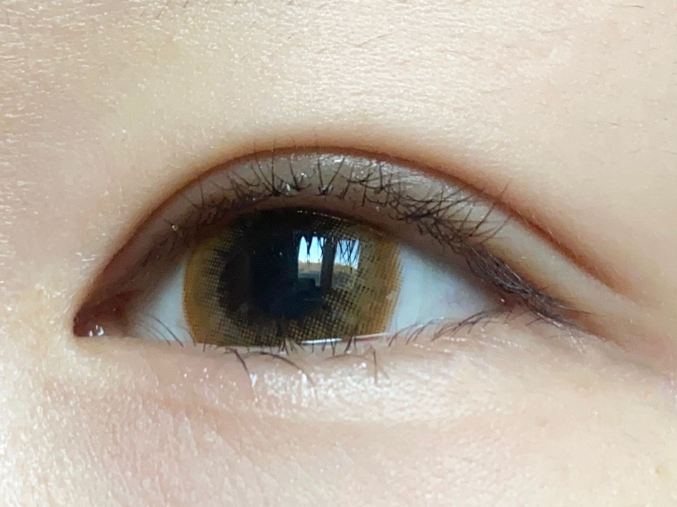 🌷오렌즈 폴라 브라운 [ 착용샷 ]

직경이 13.3이고 써클라인도 있는 제품이어서 제 눈에는 조금 커보였어요 정말 밝은 브라운이어서 자연스러움과는 거리가 멀고 실제로 보면 붉은 기도 조금 돌았어요

착용감은 처음엔 정말 좋았지만 3-4시간 정도 지나면 인공 눈물을 넣고싶어 지더라구요 ㅠㅠ 그래도 심하게 건조하지는 않았어요 훌라 현상은 없었습니다 