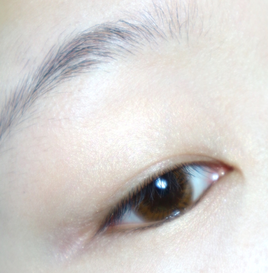 1.#아리따움 모노아이즈 no.18 소이 를 베이스로 사용해서 눈가를 밝혀준다. 