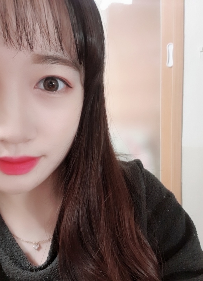 블러셔를 바르지 않은 제 피부입니다.