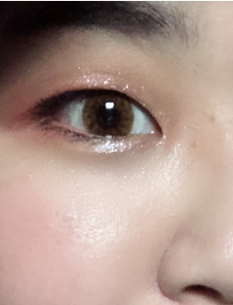 라이크미를 너무 많이 발라서 약간 펄이 여기저기
묻어 보이지만 양조절만 잘하면 전체적으로 파데 베이스에
착 붙는 질감이라 가루날림 없이 잘 사용 할 수 있을 것
같아요