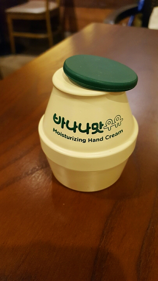 위에.. 뚜껑이 왜 분리되는지 모르겠지만ㅠㅠ
파우치안에서 자꾸 분리되는 불편함이 있는 제품이에요!!