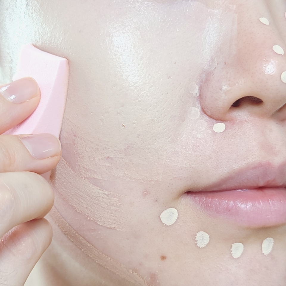 LUNA 롱래스팅 팁 컨실러의 첫 발림성은 촉촉하지만 마무리는 매트하게 고밀착되는 스타일!

보통 컨실러만으로 전체 베이스를 처리하면 두껍고 텁텁한 느낌이라 피부 표현 퀼리티가 떨어지는 편인데, 루나 컨실러는 그런거 없슈///