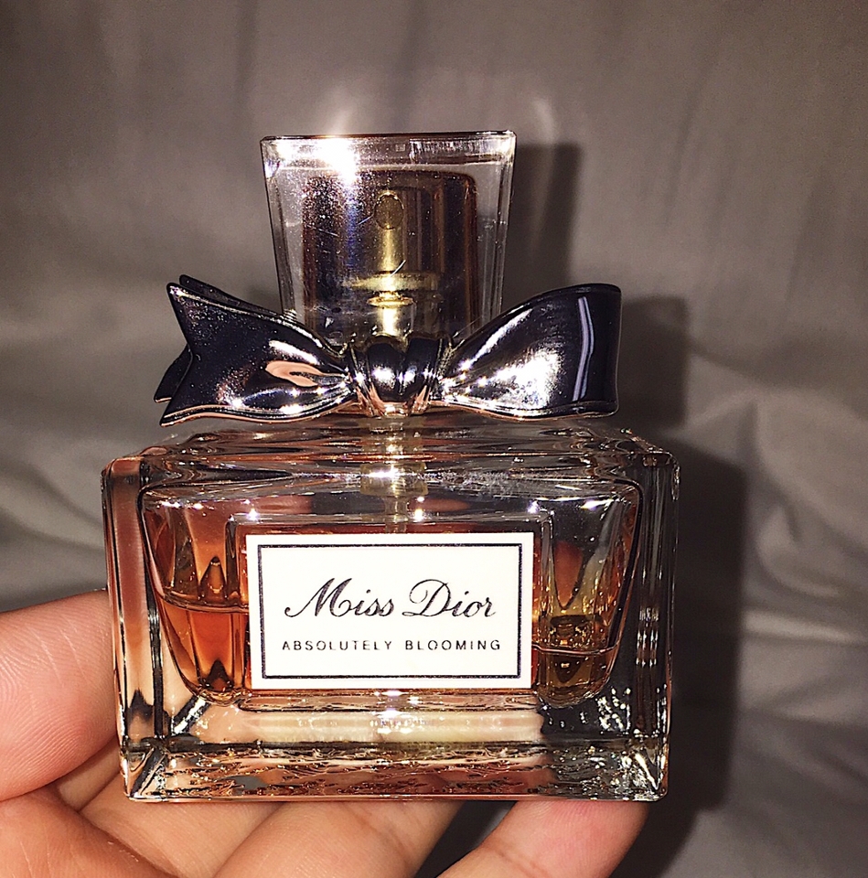 30ml는 아담한 사이즈라서 한 손으로도 잘 잡혀요

첫향 보다는 잔향이 참 매력적인데 딥한 향이라 여름에는 살짝 무겁고 가을부터 초봄까지는 잘 어울리는 아주 여성스러운 향이에요