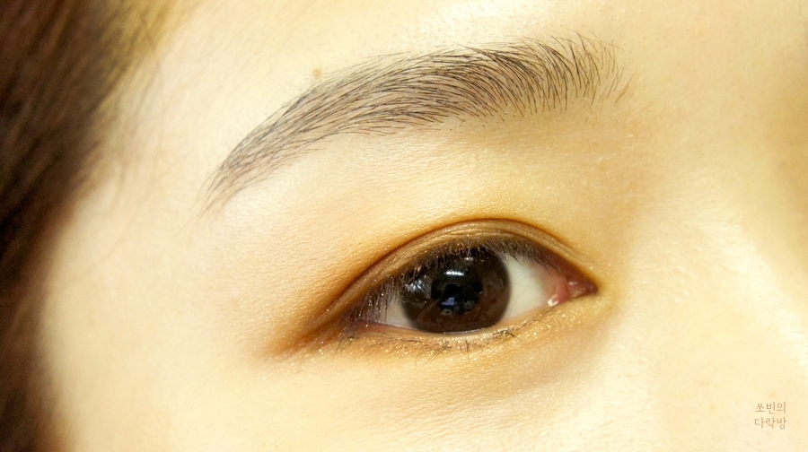 STEP 3
사용제품 : 어퓨 풀 오브 컬러 아이즈 - 모노베스트 #시나몬라떼

<시나몬라떼>색상을 눈 두덩이 가운데부터 사선방향으로 비스듬하게 쌍꺼풀 라인 살짝 위까지만 살짝 진하게 발라줬어요.
 
같은 색상으로 언더까지 자연스럽게 연결!