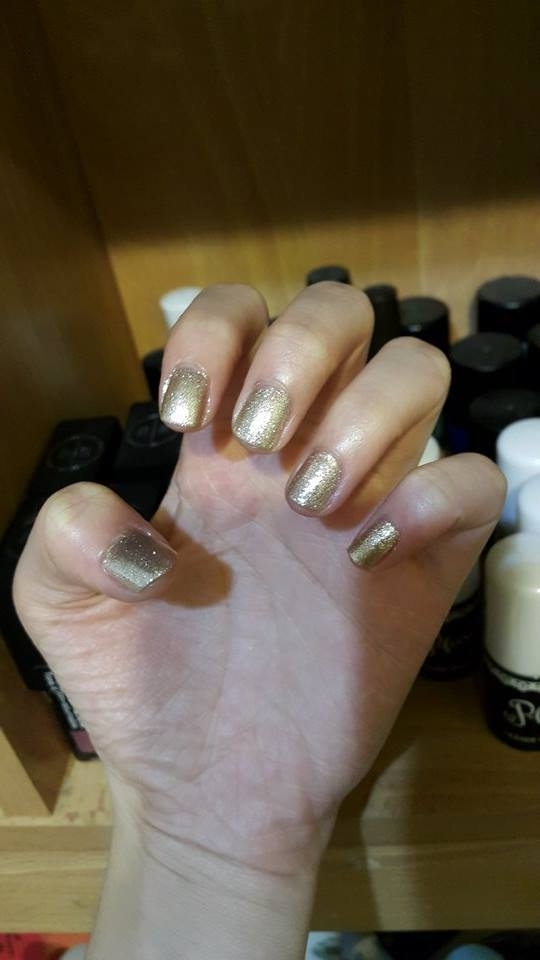 #INNISFREE#158
上了第二層+第三層後的顏色
變得更飽和,相對顏色加重了許多
相對於別款的金色偏重於帶有黑色金屬的金
INNISFREE這款是屬於帶有白色的金沙色