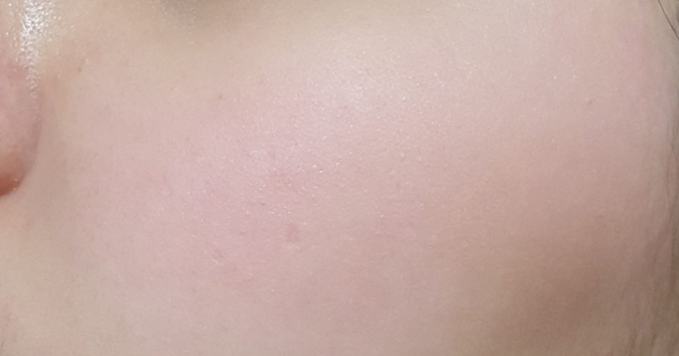 앤디로즈 컬러에요!
카메라가 색상을 왜이렇게 못잡는지 바르면 화사해보이는 코랑 계열의 블러셔에요