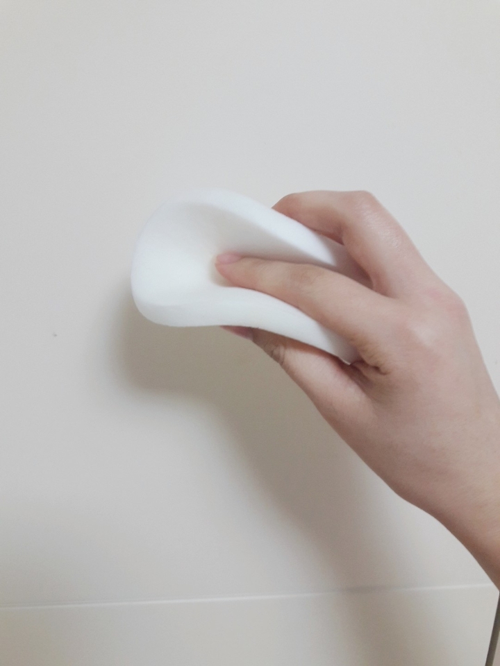 엄지와 중지로 해면을 잡고 안에 검지를 넣어 돌려 가면서 닦아주세요