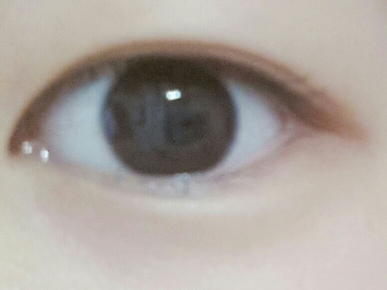 쌍액을 할때는요 일단 무조건 섀도우한후에 하시는게 좋아요~
왜냐하면 쌍액을 하고나서 아이메이크업을 하게되면 섀도우가 뭉치게 발리고 만들어진 쌍커풀사이에 섀도우가 끼입니다ㅠㅠ
그리고 쌍액 지속력도 떨어져요! 쌍액은 그대로겠지만 쌍커풀이 풀립니당ㅎㅎ...